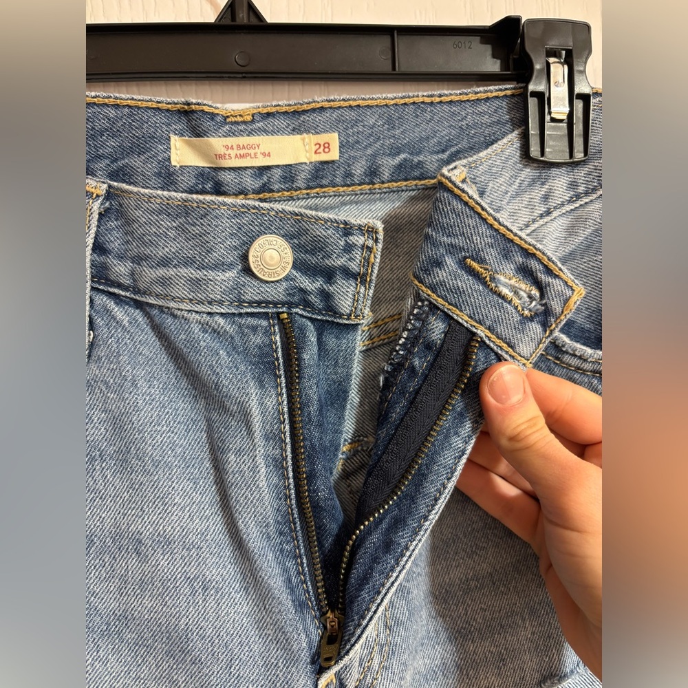 Levi’s 94 Baggy Vintage Mid Rise Straight Leg Ripped Denim Blue Jeans Size 28 - Picture 7 of 14